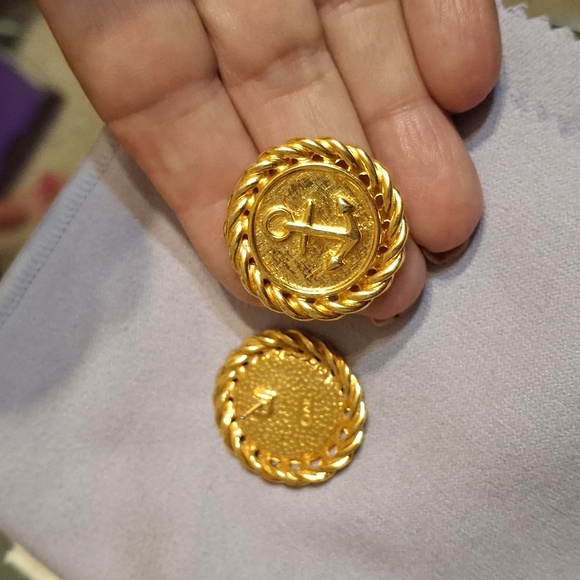 Anne Klein Goldtone nautical coin postback earrings Vintage - Picture 3 of 3